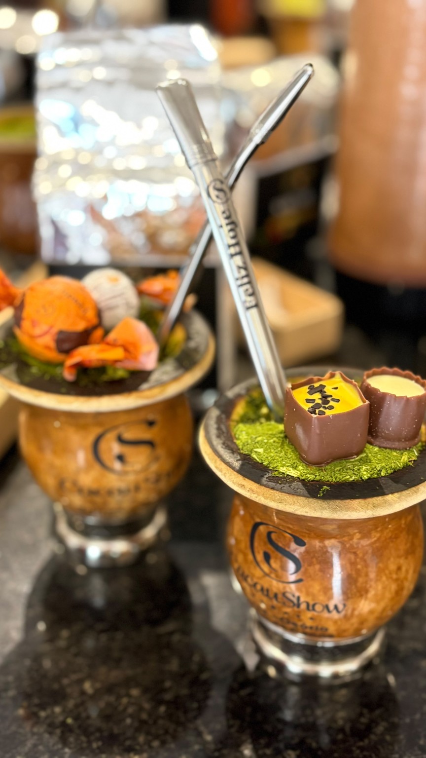 Detalhe das cuias com chocolates da Cacau Show no encontro de Torres