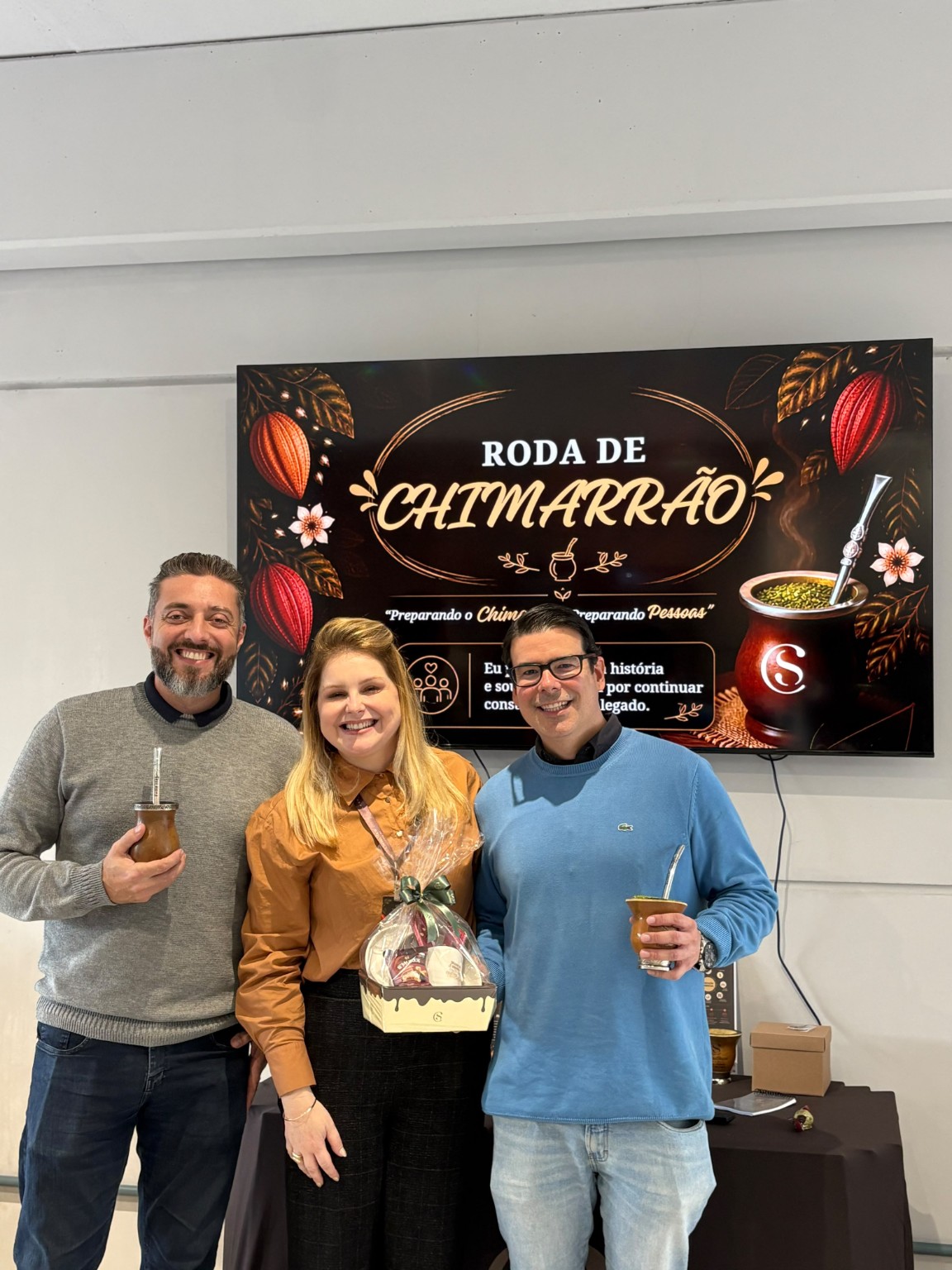 Organizadores do encontro com cuias de chimarrão